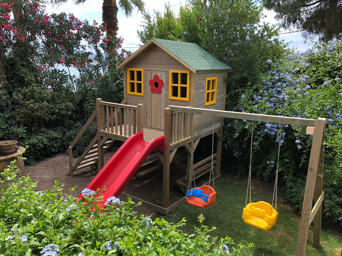 Büyük Boy Bahçe Ahşap Oyun Evi Resmi