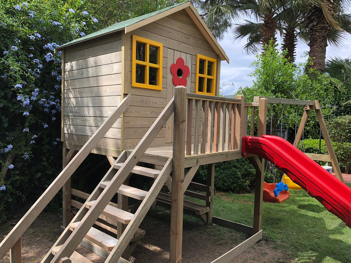 Büyük Boy Bahçe Ahşap Oyun Evi Görseli