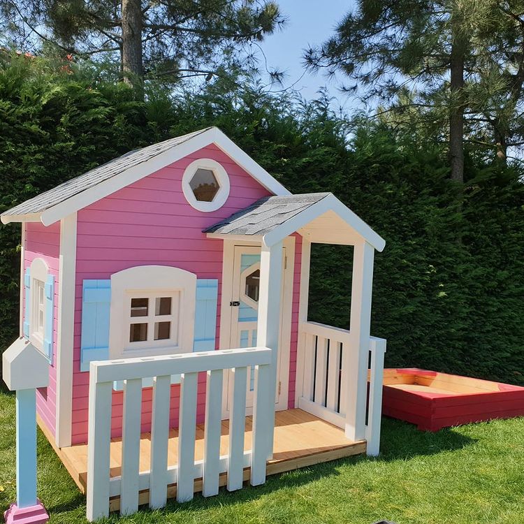 Pembe Ahşap Çocuk Oyun Evi Resmi