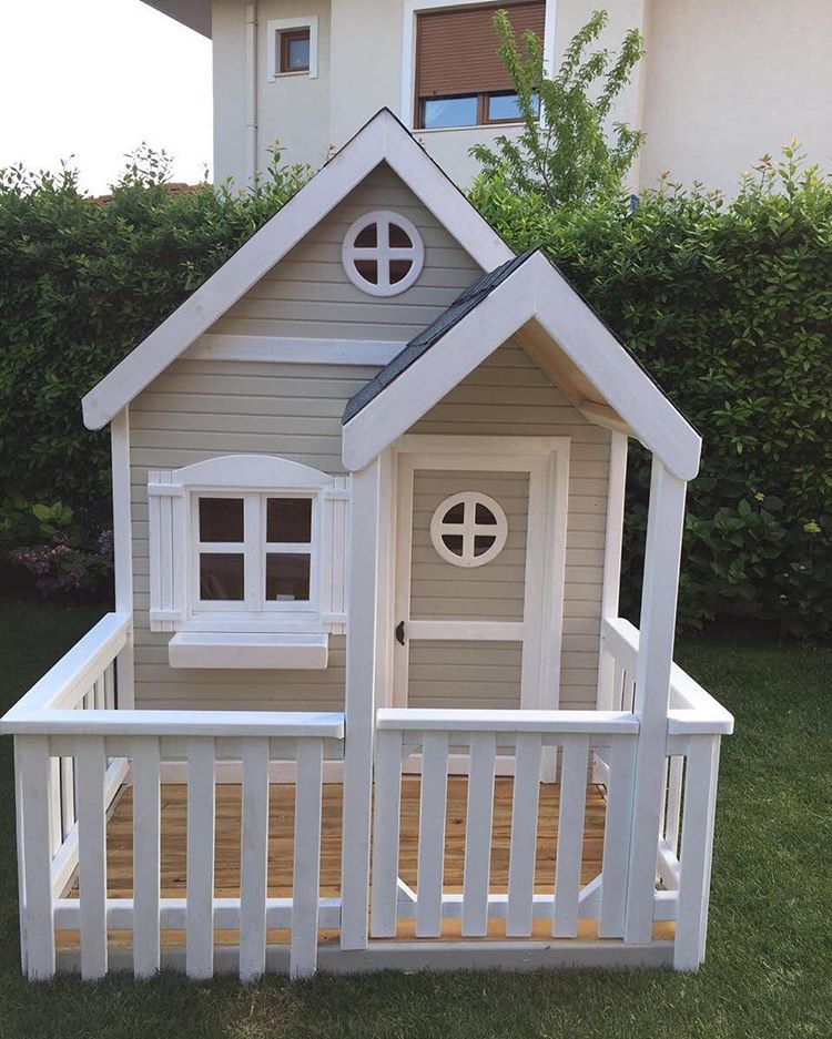 Verandalı Ahşap Çocuk Oyun Evi Resmi